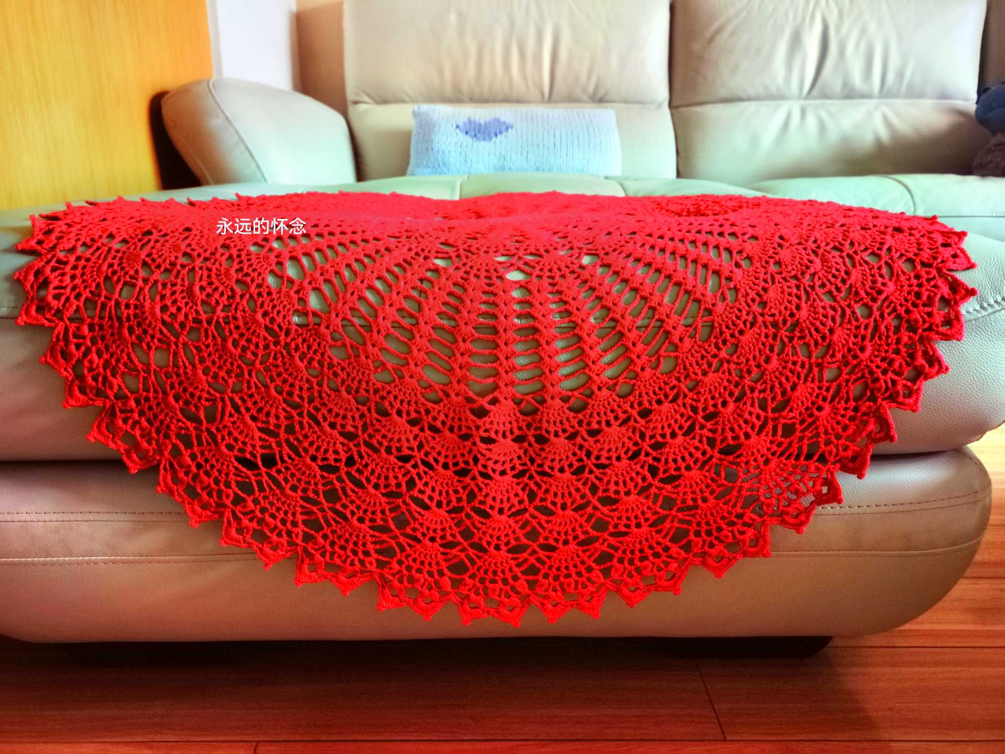 红色钩针蕾丝桌布