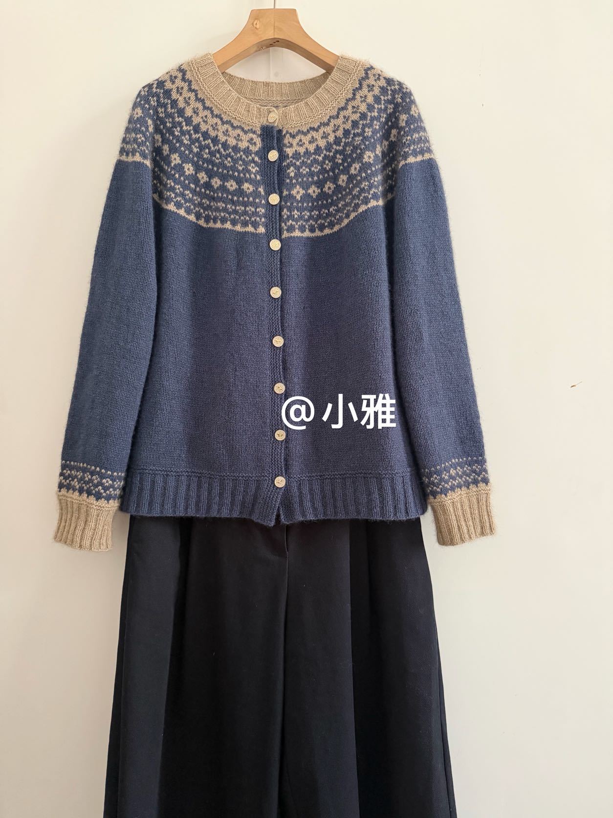女士棒针圆肩提花开衫毛衣