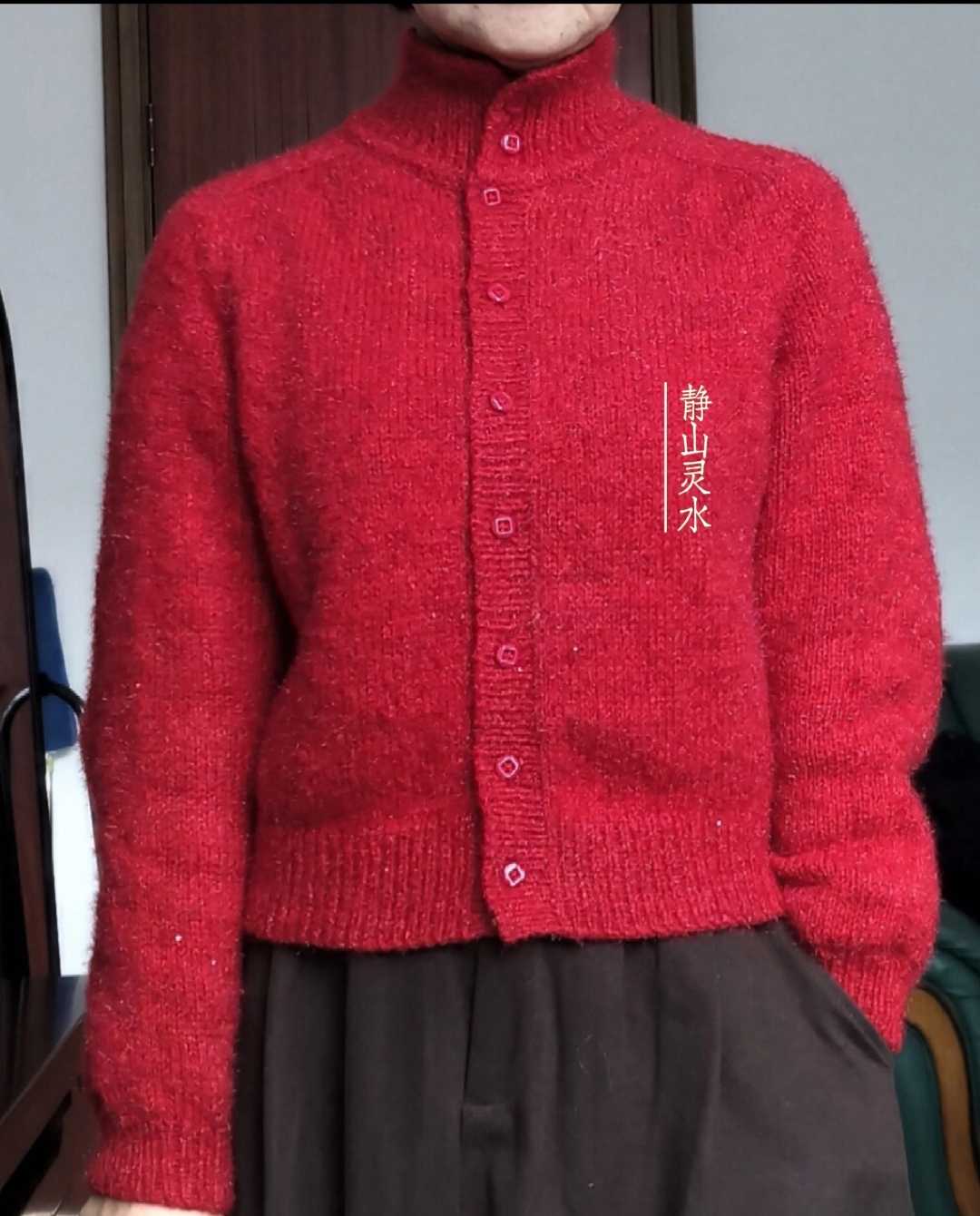 红色高领开衫