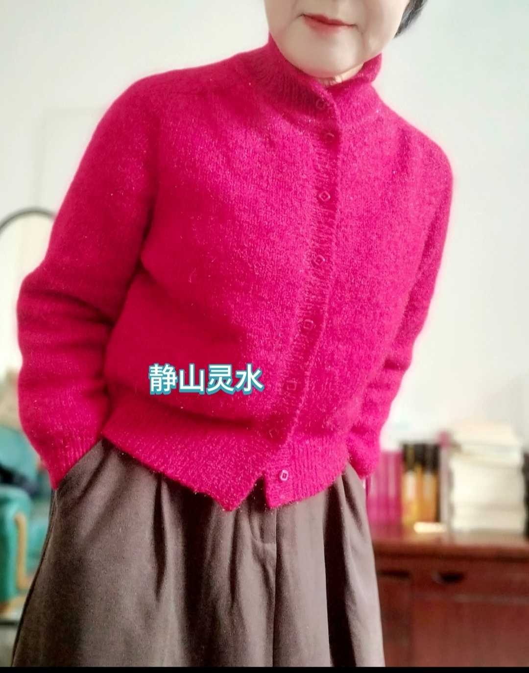 红色高领开衫