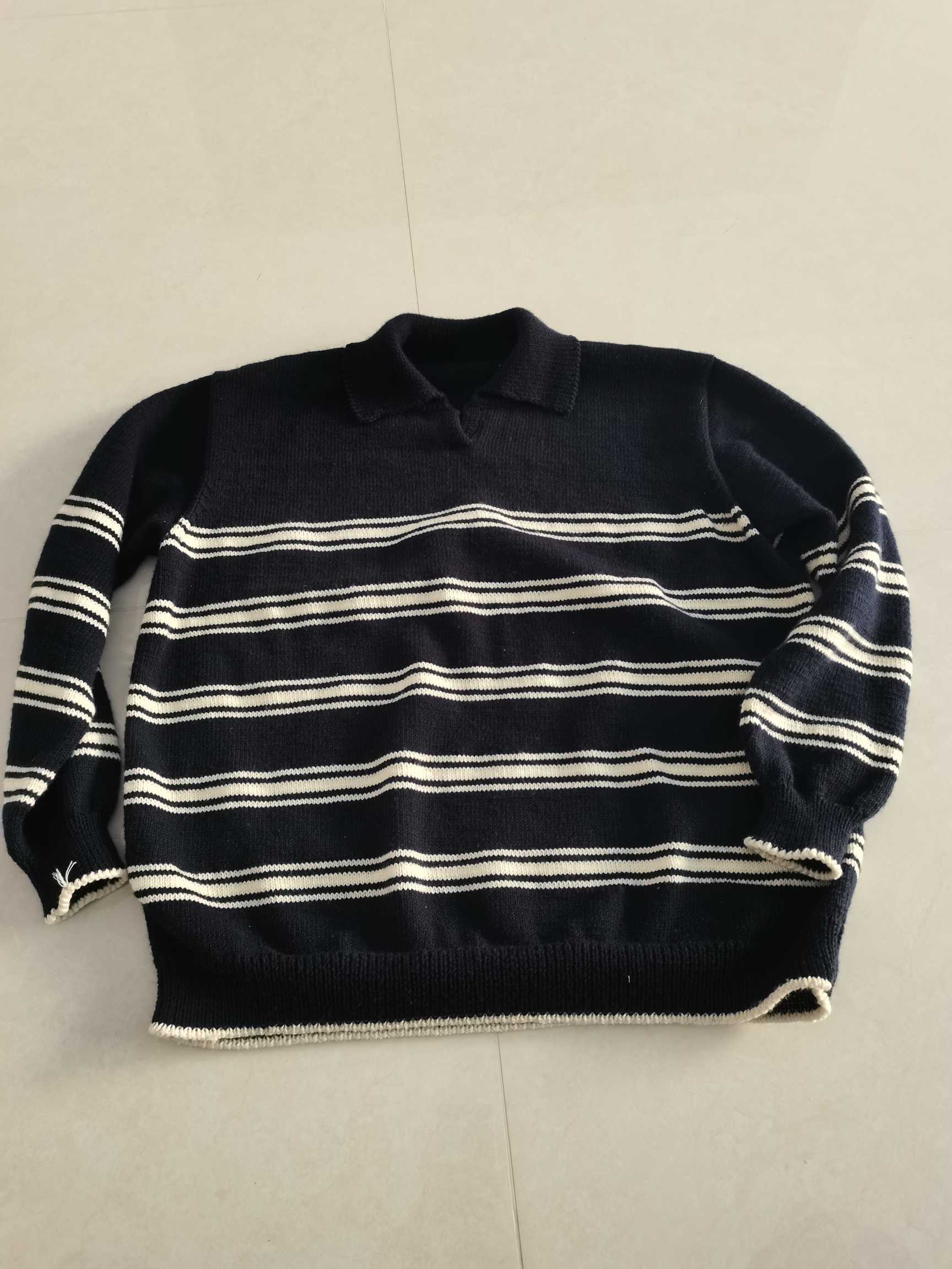 藏青白条纹翻领毛衣